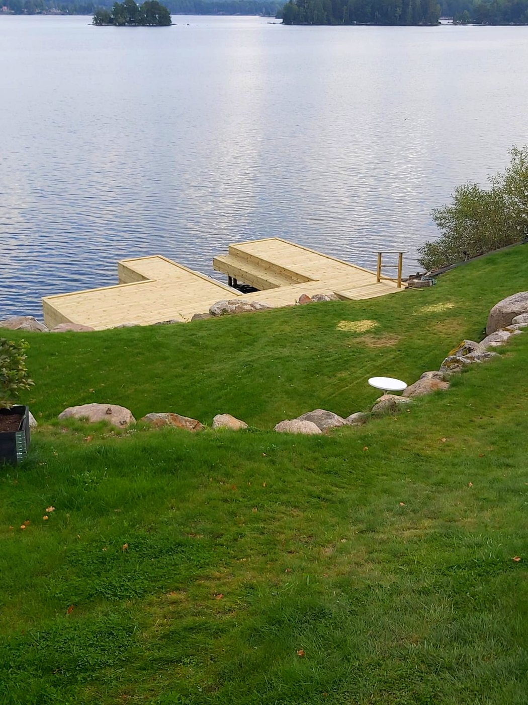 Träbrygga vid en sjö